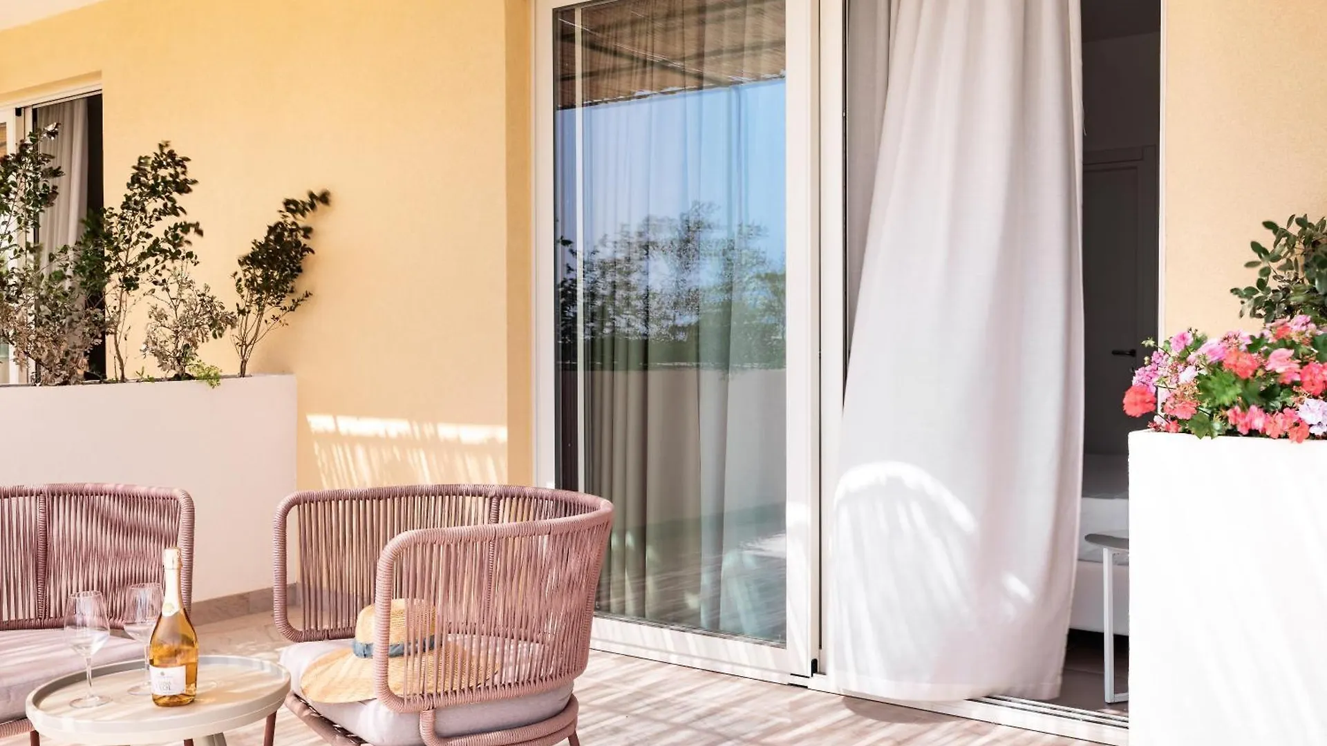 Luna Minoica Suites And Apartments Montallegro